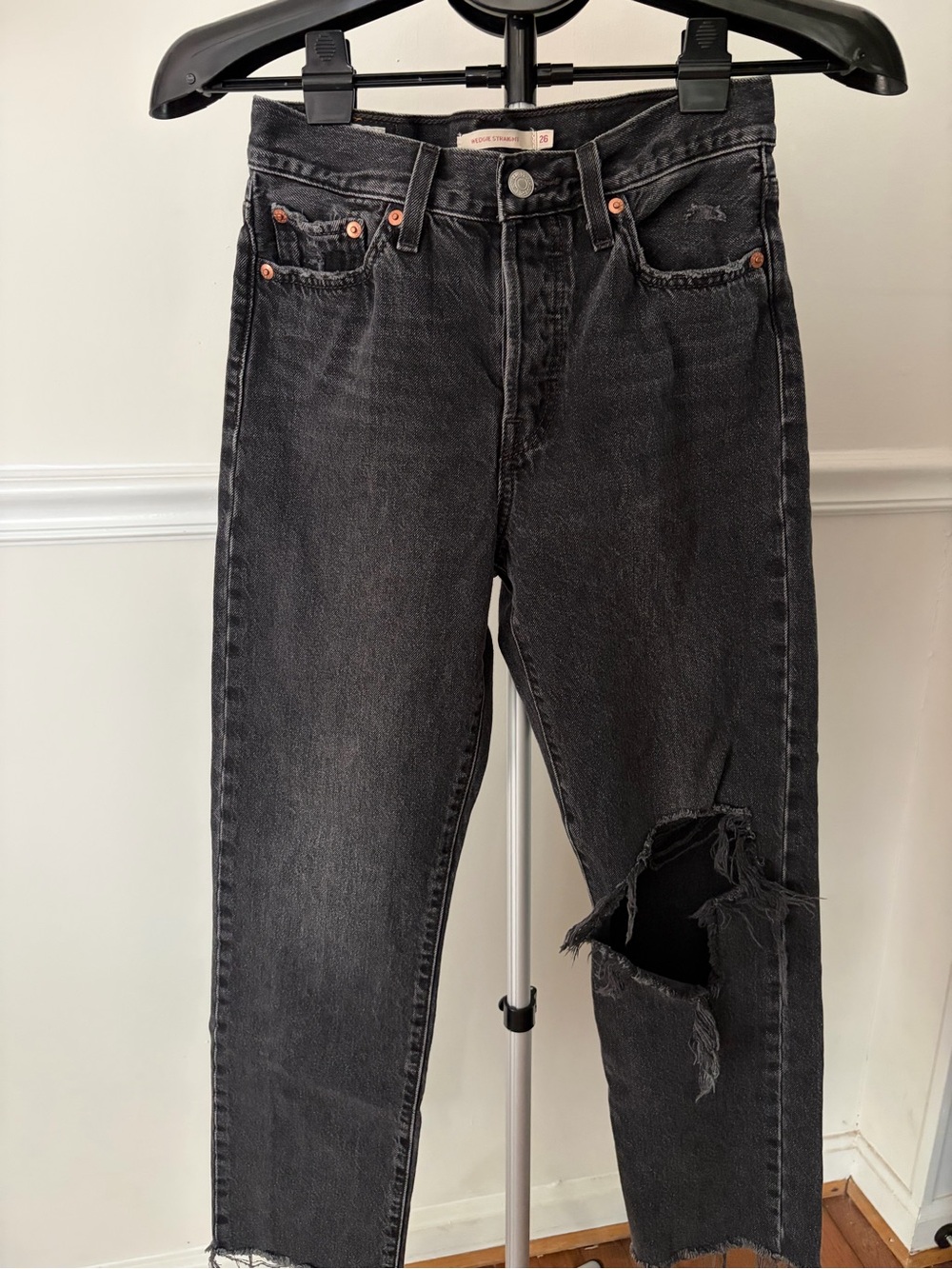 Levi's Black Straight-Leg Jeans with Distressed Knee